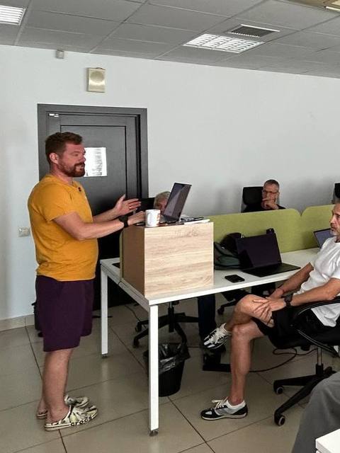 Ведущий разбирает задачу с участниками интенсива